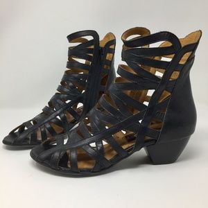 EVERYBODY - by BZ Moda - Strappy Peep Toe Sandal